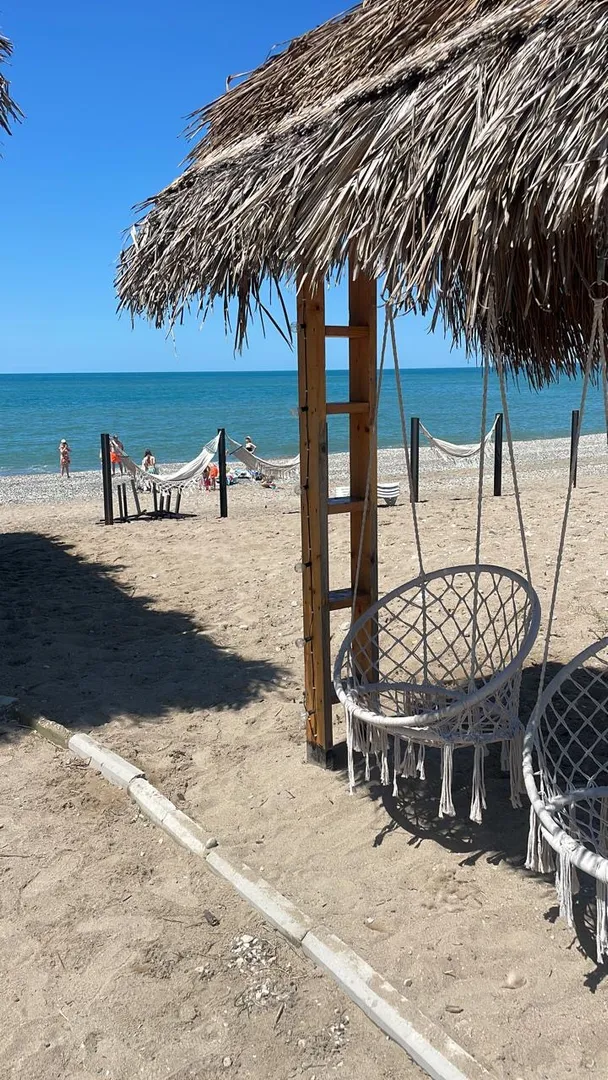 Двухэтажные домики у моря