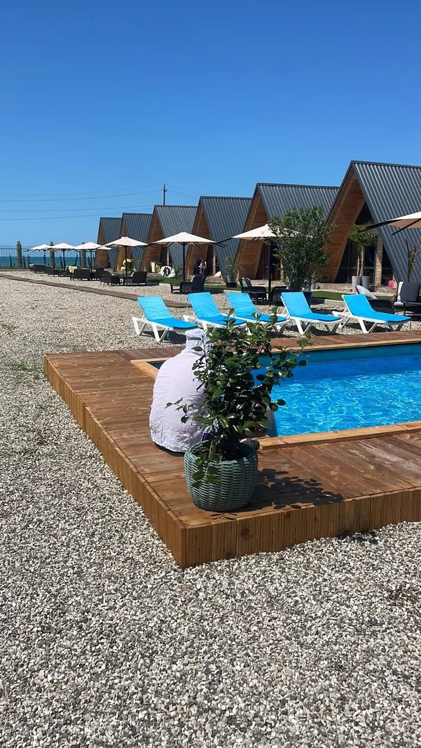 Двухэтажные домики у моря